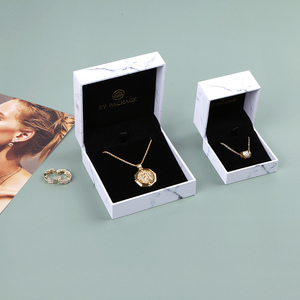 Boîte d'emballage pour bijoux, collier et boucles d'oreilles, en marbre imprimé de fleurs blanches, personnalisée par Boyang - Product Image 3