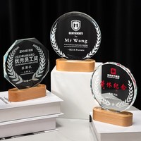 Trophées de récompense en bois massif avec base LED ovale personnalisée Excellent verre lumineux avec impression UV pour médailles et plaques