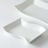 Nouvelles assiettes à dîner en céramique de porcelaine écologiques blanches irrégulières en porcelaine osseuse pour restaurant, assiette de fête