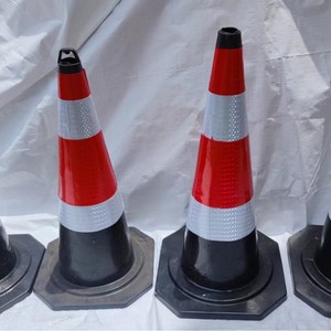 Cônes de signalisation routière en caoutchouc de 70 cm de haut, réfléchissants, avec base lestée pour une utilisation en matière de sécurité routière - Product Image 3