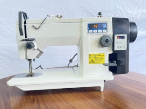 Machine à coudre industrielle informatisée KINGLEO avec pied entraîneur et plateau plat, 100 nouveaux motifs en zigzag - Product Image 1
