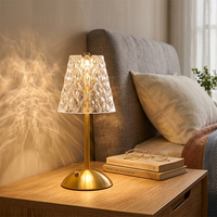 Lampe de table LED moderne en métal, 3 températures de couleur, abat-jour en acrylique en forme de fleur, éclairage décoratif doré pour chambre, salon, mariage