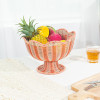 Geïndividualiseerde gegolfde PP rotan fruitkom met voet, decoratieve fruitmand voor aanrecht, snack- en snoepdisplaykom
