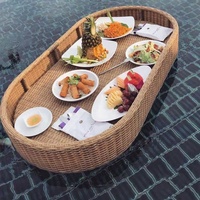 Plateau flottant en rotin pour l'été - Le plateau flottant est utilisé pour servir le petit-déjeuner dans la piscine