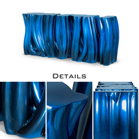 Meubles de salon de luxe, design audacieux et courbé, finition brillante en bleu électrique monochrome, table console avant-gardiste