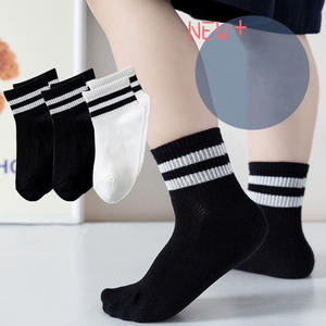 <span class=keywords><strong>Calcetines</strong></span> deportivos acanalados de punto de Color sólido para niños de fábrica, calcetín informal de bebé de malla de <span class=keywords><strong>hilo</strong></span> suave de algodón de tubo medio blanco y negro para niños - Product Image 4