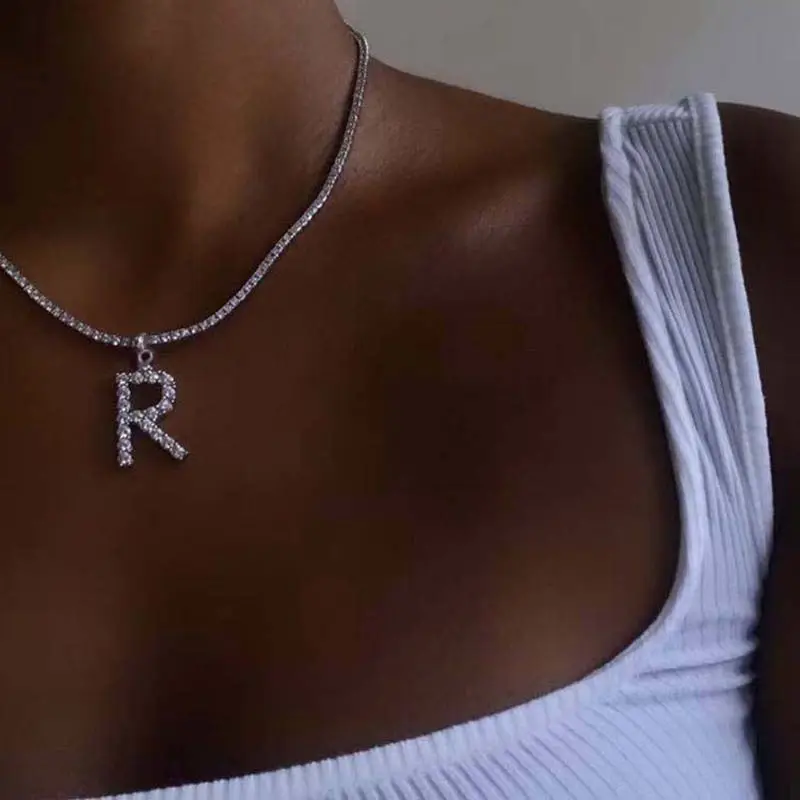 Collana iniziale da donna con ciondolo alfabeto con diamanti e diamanti