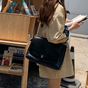 กระเป๋าสะพายข้างผู้หญิง สีน้ำตาลเข้ม สีพื้น ตัวล็อคแม่เหล็ก ชุดลำลองประจำวัน กระเป๋าสะพายข้างแบบพกพา - Product Image 4