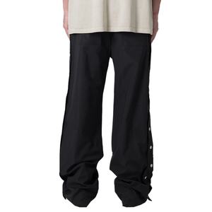 Pantalon de jogging cargo ample en nylon et polyester noir uni avec rayures latérales et boutons pour homme – Vente en gros, haute qualité, personnalisable - Product Image 3