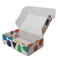 Boîtes d'emballage en carton ondulé écologique pour chaussures et vêtements, logo personnalisé, pelliculage mat, fermeture magnétique, recyclables, empilables, pour chaussettes/ Fourrure