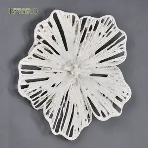 IVYDECO आधुनिक हस्तनिर्मित कागज 3D सफेद धातु फूल दीवार कला सजावट