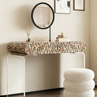 Table de toilette minimaliste italienne en acrylique flottante avec armoire murale de rangement finition luxe crème.