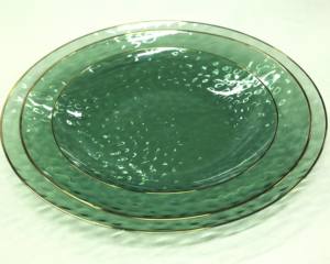 Piatti da pranzo in plastica monouso trasparente con bordo in oro Design organico martellato per matrimoni e feste - Product Image 3