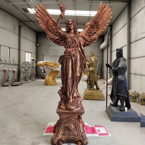 Estatua de Victoria Romano-Griega, Escultura Femenina Alada de Fibra de Vidrio con Acabado Imitación Bronce y Antorcha para Decoración Exterior - Product Image 5