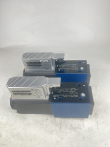 Válvula Direccional Proporcional Hidráulica 5WRPE10F1B70L-20/G24K0/B5M con Control por Solenoide 5WRPE 5WRPE10 4WRPE 4WRKE 4WREE - Product Image 1