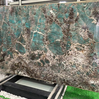 Grande dalle polie en granit vert Tiffany, amazonite, quartzite, design moderne brésilien, pour la décoration d'hôtels et de villas