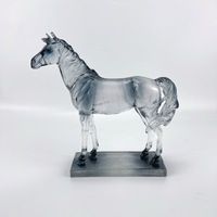 Statue de cheval en résine transparente personnalisée OEM ODM, sculpture animale aspect cristal sur mesure pour décoration de bureau, maison, hall d'hôtel, cadeaux