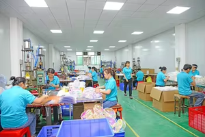 Vente directe d'usine boîte d'emballage en plastique PET mat de couleur personnalisée gaufrage matériaux recyclés pour café papeterie boîte pliante - Product Image 3