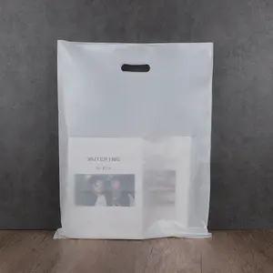 थोक कस्टम मुद्रित लोगो डिज़ाइन एलडीपीई/एचडीपीई पर्यावरण अनुकूल हैंडल प्लास्टिक पैकेजिंग डाई कट शॉपिंग बैग प्लास्टिक बैग