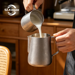เหยือกตีฟองนมสแตนเลส 304 แบบพกพา คลาสสิก ยี่ห้อ Kingze ขนาด 350 มล./600 มล. สำหรับทำลาเต้อาร์ต เหมาะสำหรับร้านกาแฟ - Product Image 1