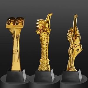 Logotipo personalizado al por mayor, trofeo de premio chapado en oro de resina con base de cristal negro - Product Image 1