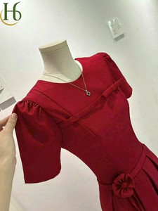 Vestido midi rojo de cuello redondo con lazo en el pecho y detalle floral en la cintura, de manga corta, estilo Vietnam - Product Image 4