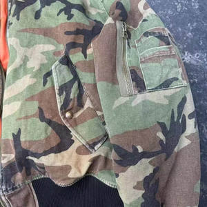 Bomber Corto Invernale Trapuntato Camouflage di Cotone Twill Sbiadito dal Sole con Colletto alla Coreana e Logo Frontale, Lavaggio Vintage Usurato Personalizzato di Fabbrica - Product Image 3