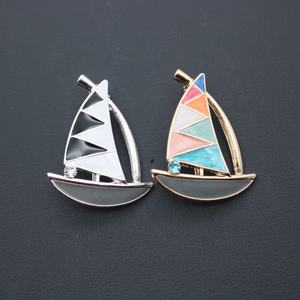 नाजुक डिजाइन सेलबोट बिल्ला कस्टम धातु सजावट उपहार पिन गर्म बिक्री स्टॉक बच्चों उपस्थित - Product Image 4