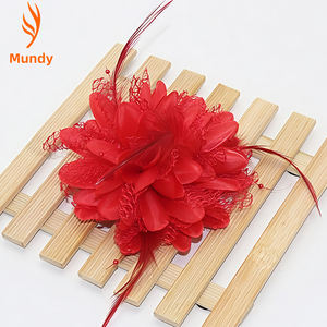 Pinza para el pelo con plumas y flores de seda para fiestas, bodas, festivales, escenarios, cosplay y looks casuales - Product Image 3