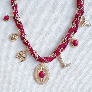 Collar con colgante de bufanda estilo Encanto del Desierto del Oeste Salvaje - Product Image 2