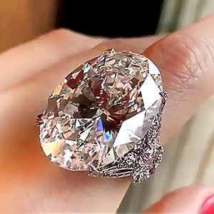 Anello Oversize con Farfalla in Cristallo Ovale per Donne, Accessorio Minimalista Elegante per Uso Quotidiano e Feste - Product Image 3