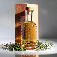 Op maat gemaakte kleurlogo 400ml ronde fles van superflintglas met geprägte verpakking, lege fles voor sterke drank, whisky, gin, groothandel
