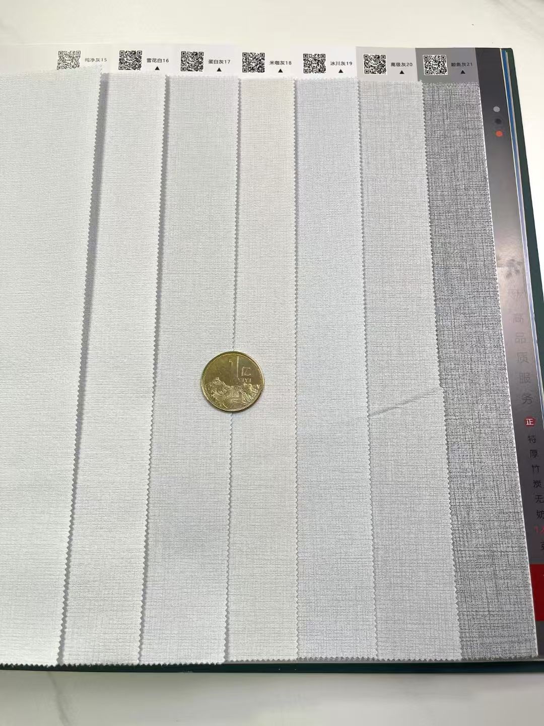 Empreintes digitales 03 lotus gris couvrant le tissu de fond gris