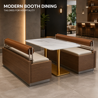 Banc de café avec coussin crème et traversin marron, table en marbre avec piédestal doré, chaises et tables pour restaurant ou café