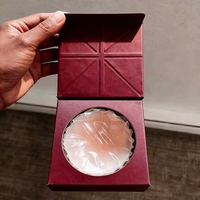 Boîte magnétique mate rouge avec insert découpé circulaire et motif croisé en relief pour l'emballage des coussinets de poitrine