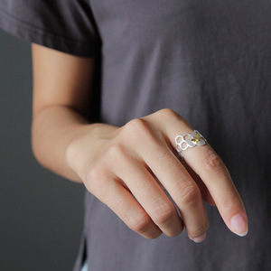 Cincin Manset Paduan Trendy untuk Wanita Desain Sarang Lebah Alami Buatan Tangan dengan Struktur Berongga Unik - Product Image 5
