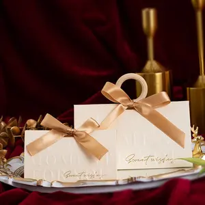 Einzigartiges Dreieck Faltbare Brautjungfer Hochzeits bevorzugung Kleine elegante Pralinen-Hochzeits geschenk box für Gäste