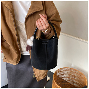 Bolso de Mano de Lujo para Mujer, Bolso Bandolera con Cadenas Decorativas y Cierre de Cremallera - Product Image 3