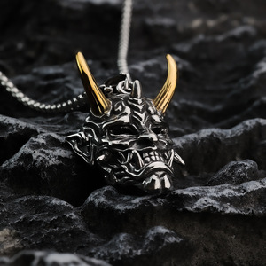 สร้อยคอจี้สแตนเลสสตีลสำหรับผู้ชายพร้อมดีไซน์หน้ากากฮันย่ารูปแบบเรขาคณิตไม่สมมาตรสำหรับเครื่องประดับแฟชั่น - Product Image 3