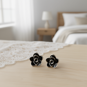 Orecchini a perno con fiore bianco e nero in lega di zinco, gioielli classici da donna alla moda, placcati in argento nero - Product Image 2