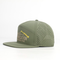 Casquette personnalisée à 7 panneaux en nylon imperméable et respirant avec trous découpés au laser et logo brodé plat