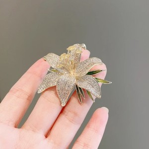 Broche de Cristal con Pedrería en Forma de Flor y Hoja para Mujer, Broche de Aleación Plateada para Trajes de Fiesta y Boda, Accesorio de Regalo - Product Image 3