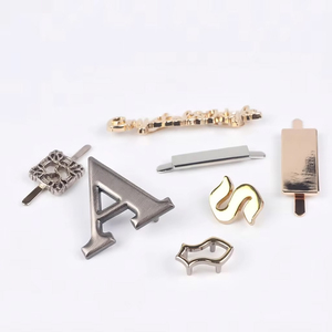 Etiqueta Metálica Personalizada para Coser, Logotipo Metálico Grabado en Relieve, Etiqueta Metálica para Ropa de Marca OEM - Product Image 1