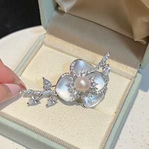 เข็มกลัดรูปกลีบดอกไม้สำหรับผู้หญิง ดีไซน์หรูหรา สไตล์จีน ระดับไฮเอนด์ เหมาะสำหรับชุดกี่เพ้า ประดับมุก ดีไซน์เฉพาะตัว - Product Image 1