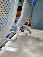 Fauteuil d'infusion moderne rembourré 5 places avec accoudoirs en acier inoxydable pour les salles d'attente et de réception des hôpitaux, les laboratoires de prélèvement sanguin