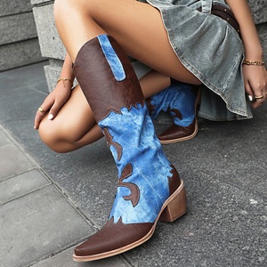 Giày bốt nữ cao đến đầu gối kiểu cao bồi, mũi nhọn, chất liệu denim phối da, đế vuông thấp, kiểu dáng western. - Product Image 5