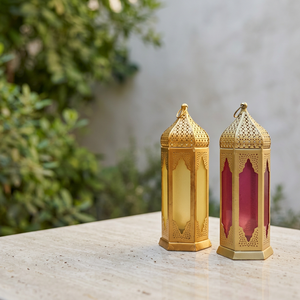 Venta al por Mayor de Mini Portavelas de Metal Dorado Estilo Marroquí con Vidrio de Colores para Decoración del Hogar y Bodas - Product Image 1