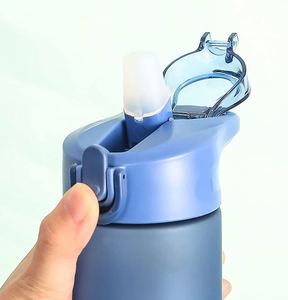 Bouteille d'eau en plastique anti-fuite de 25 oz avec poignée, marqueur de temps et paille – Cadeau idéal pour le fitness, le camping et les activités de plein air - Product Image 2