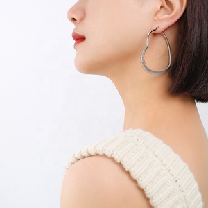Joyería de moda para mujer, de acero inoxidable de corazón pendientes de aro, joyería chapada en oro de 18K, pendientes impermeables - Product Image 6