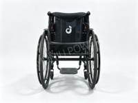 Fauteuil roulant manuel en fibre de carbone ultra-léger de 11 kg pour les personnes handicapées, avec un design confortable